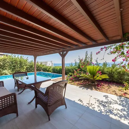 Splendid Villa With Private Pool And Jacuzzi Near Beach In Bodrum וילה