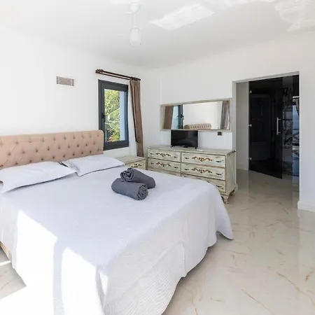 Splendid Villa With Private Pool And Jacuzzi Near Beach In Bodrum וילה