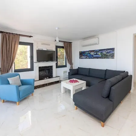 Splendid Villa With Private Pool And Jacuzzi Near Beach In Bodrum וילה