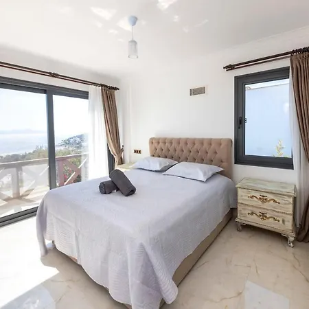 וילה Splendid Villa With Private Pool And Jacuzzi Near Beach In Bodrum טורגוטריס