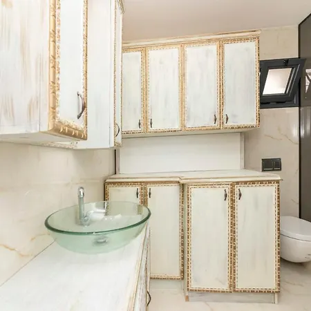Splendid Villa With Private Pool And Jacuzzi Near Beach In Bodrum טורגוטריס